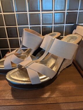 NWOT Charles David Wedges,10